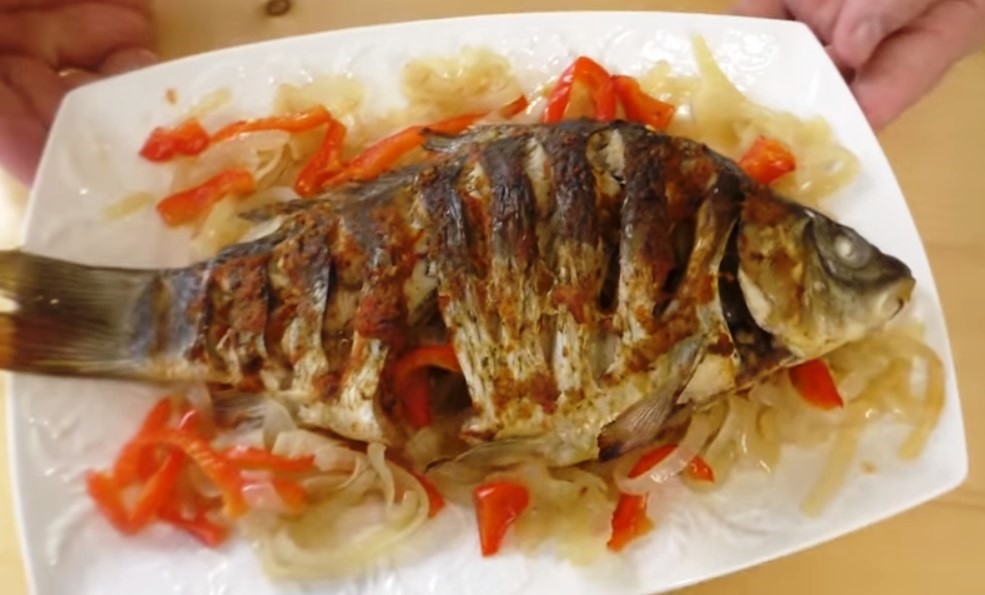 Запеченный карп под соусом Запеченный карп под соусом