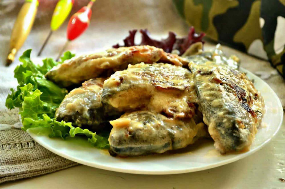 Карась запеченный в сметане