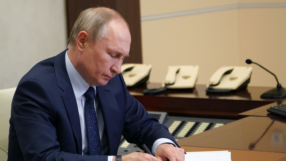 Путин подписал закон о запрете вылова китов, дельфинов и морских свиней Путин подписал закон о запрете вылова китов, дельфинов и морских свиней
